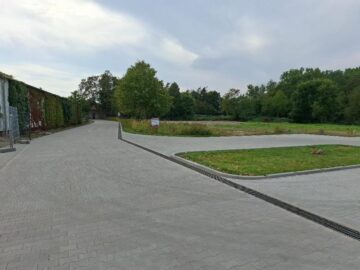 Wohnbaugrundstück am ruhigen Ortsrand von Taucha / Ortsteil Plösitz - Ansicht Erschließungsstraße (21649)