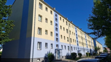 Wohnberechtigungsschein notwendig – Dreiraumwohnung mit Balkon in der Portitzer Siedlung - Vorderansicht (26985)